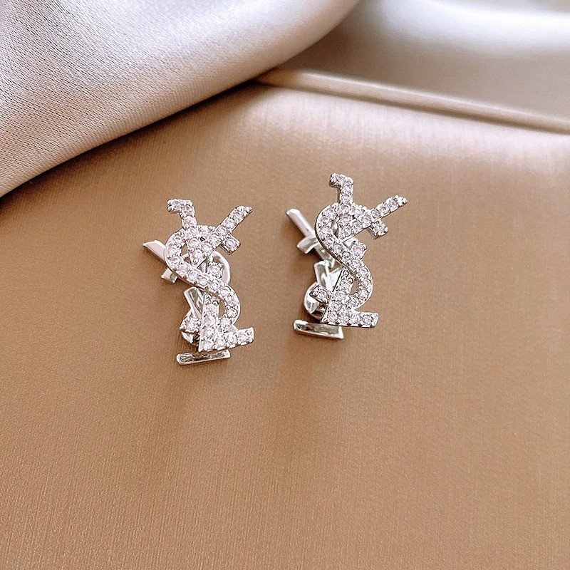 Bông tai chữ zircon thời trang, sang trọng và đa năng