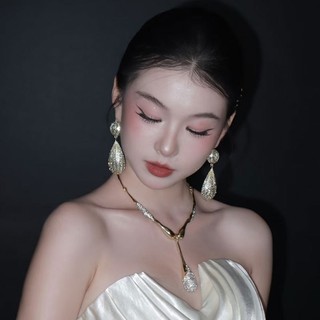 Thời trang nhẹ nhàng, phù hợp với vòng cổ và bông tai cho tiệc cao cấp