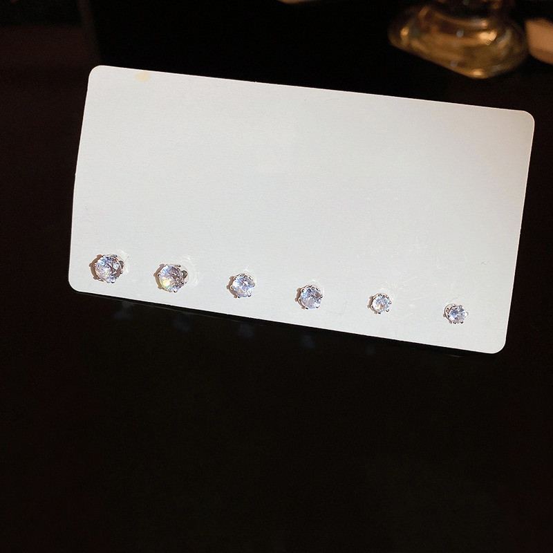 Bộ bông tai zircon tròn kim bạc, gồm sáu mảnh nhỏ và nhẹ, thiết kế sang trọng cho người dùng yêu thích phong cách thời trang hiện đại.