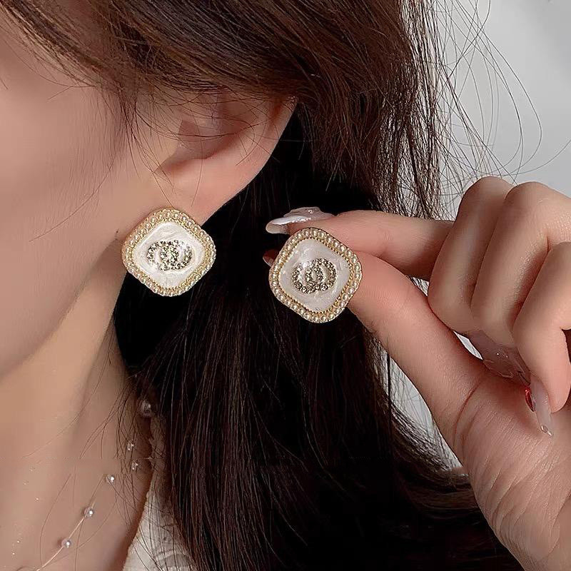 Hạt gạo kim bạc vỏ tráng men hình vuông, thiết kế đơn giản cá tính, phong cách lạnh lùng và tinh tế