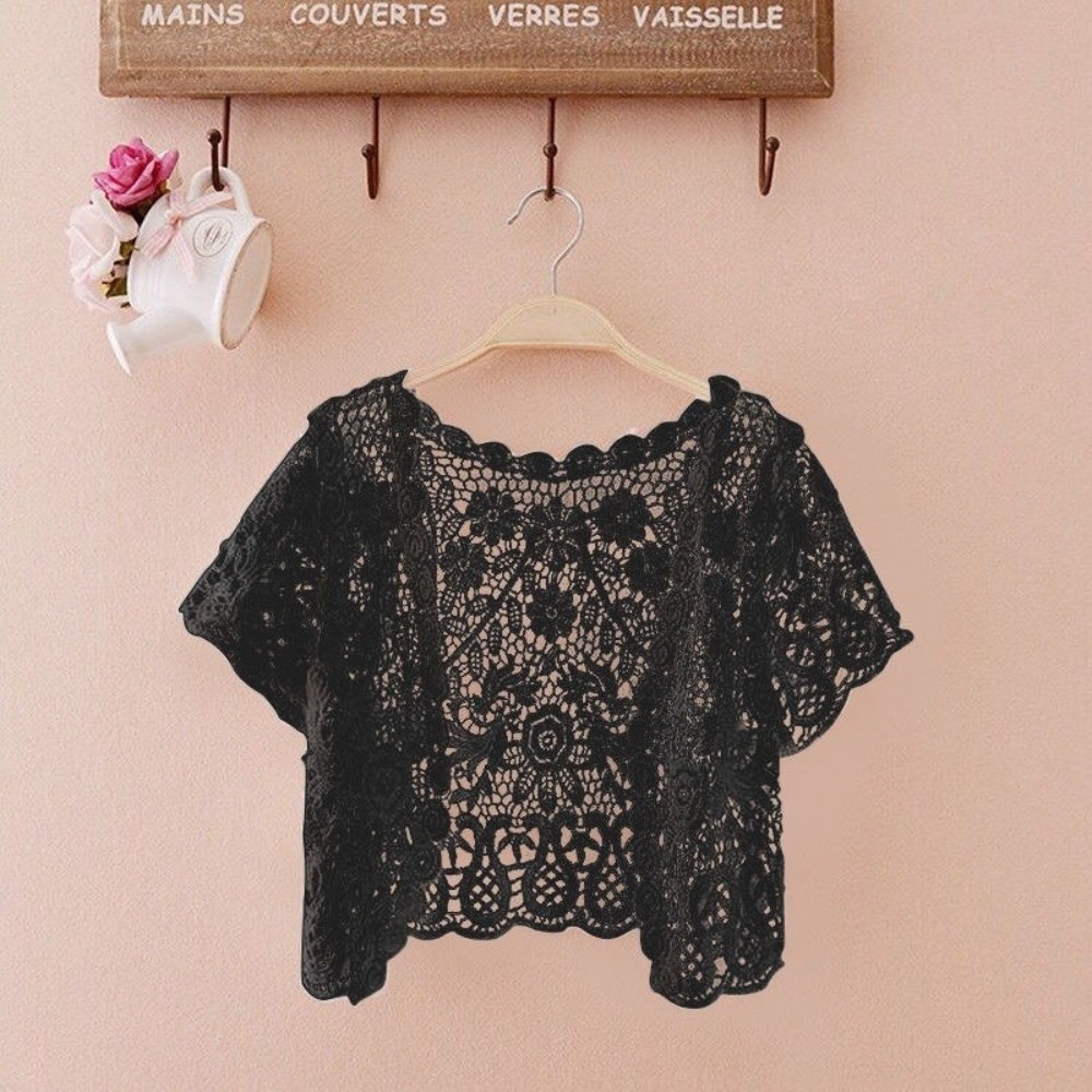 Áo khoác crop-top ren và cardigan len họa tiết hoa đen-trắng cho cô dâu mùa hè