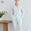 Bộ đồ ngủ nam nữ hai lớp từ cotton nguyên chất, thiết kế sọc màu sắc, cảm giác sang trọng và thoải mái.