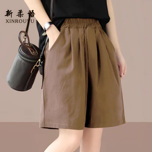 Quần short nữ dáng rộng thể thao, làm từ cotton nguyên chất, phù hợp mùa hè và mang lại cảm giác thoải mái.