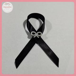 Sản phẩm gồm 2 chiếc ruy băng tang lễ với pin huy hiệu thổ cẩm màu đen, phù hợp cho tưởng niệm.