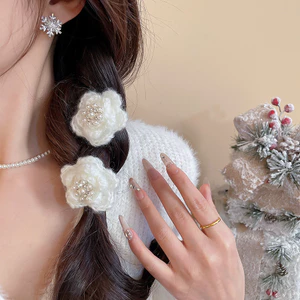 Bộ Kẹp Tóc và Bông Tai Hoa Trắng Lông Tơ Ngọc Trai Kim Cương Giả, Phong Cách Mềm Mại Cho Mùa Đông