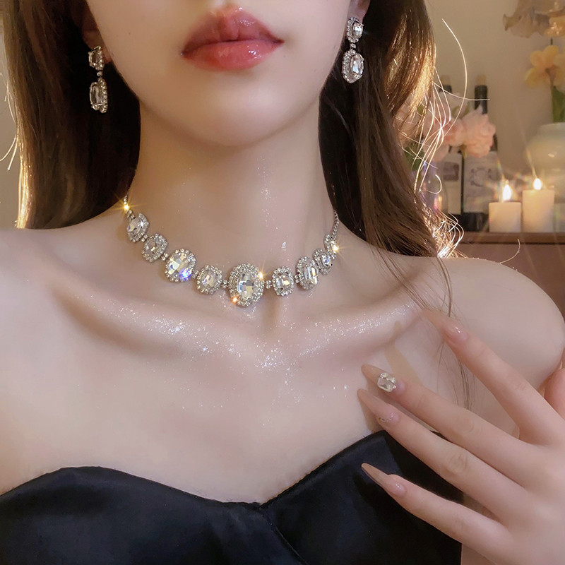 Bộ trang sức sang trọng, giá cả phải chăng - Vòng cổ chocker dành cho nữ