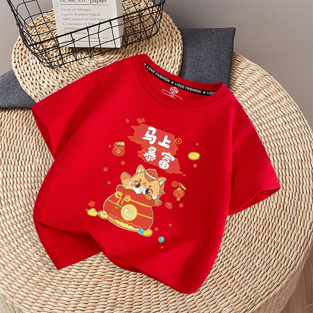 Áo thun cung hoàng đạo ngựa đỏ dành cho trẻ em được tạo ra cho các cuộc họp mặt Tết Nguyên đán 2026 và trang phục vui vẻ