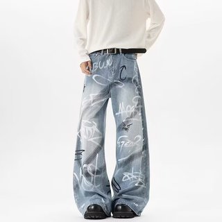 Quần jean nam phong cách đường phố Mỹ với họa tiết graffiti, phù hợp unisex
