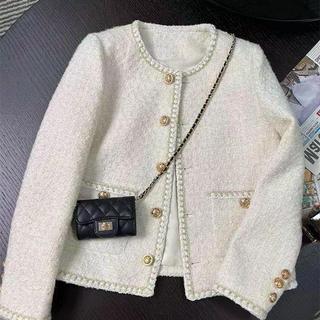 Áo khoác tweed màu be phong cách Chanel, phù hợp mùa xuân và thu 2025