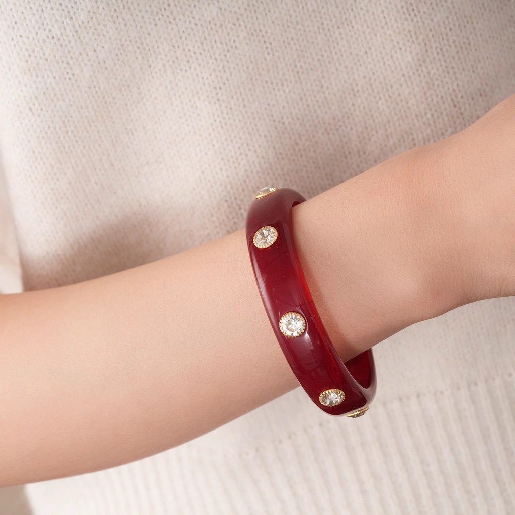 Vòng tay acrylic màu đỏ - Thiết kế thời trang đơn giản dành cho nữ