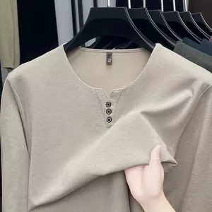 Áo hoodie nam dáng ôm vừa vặn, phù hợp mùa thu đông