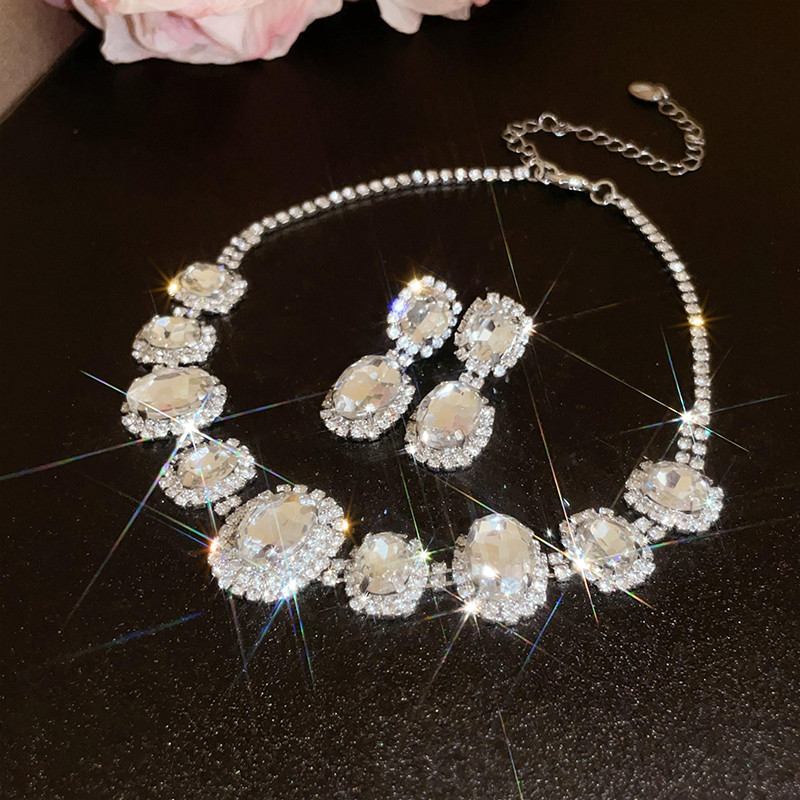 Bộ trang sức sang trọng, giá cả phải chăng - Vòng cổ chocker dành cho nữ