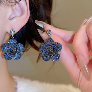 Bông tai thả Camellia với kim cương giả màu xanh, thiết kế hoa vintage luxury - phụ kiện nữ thời trang