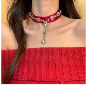 Vòng cổ nhung đỏ mặt dây chuyền kim cương - Phong cách sang trọng nhẹ nhàng, trang sức thời trang dành cho nữ