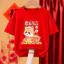 Áo thun họa tiết ngựa năm mới màu đỏ dành cho trẻ em được chế tác cho lễ kỷ niệm 2026 với minh họa hoàng đạo theo mùa vui nhộn