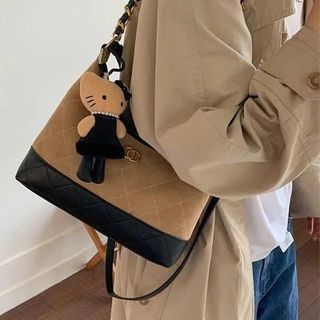 Túi Kẹp Nách Da Lộn Phối Kèm Charm Mèo Khoá Tròn