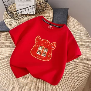 Áo thun đỏ trẻ em có đầu ngựa tròn được thiết kế đồ họa cho lễ kỷ niệm năm mới 2026