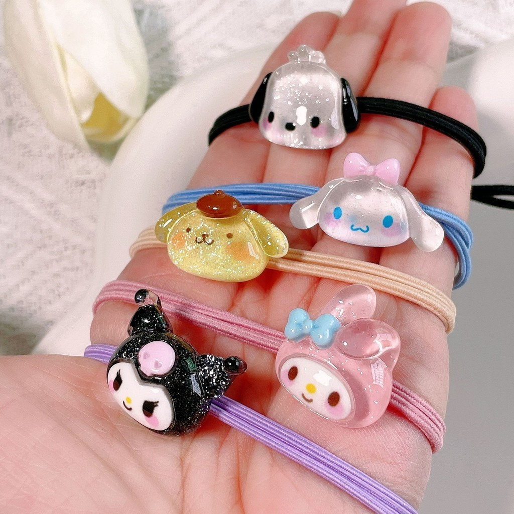 Dây buộc tóc Sanrio trong suốt dễ thương với nhiều màu sắc từ cao su mềm mại, bao gồm nhân vật yêu thích như Cinnamoroll, Kuromi và My Melody