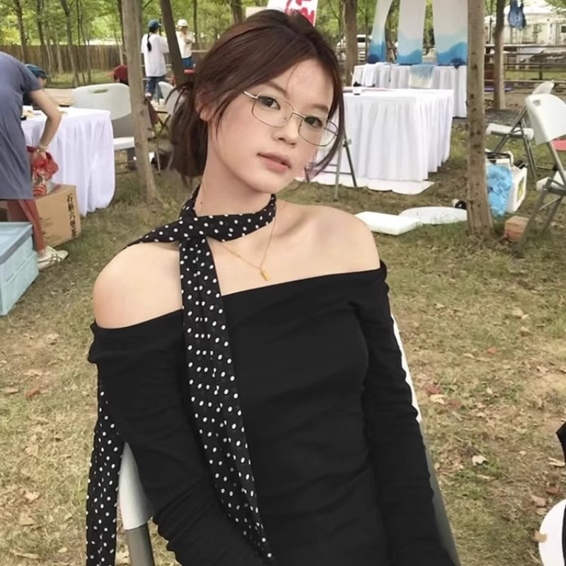 Khăn chấm bi nữ - phụ kiện thời trang cổ điển cho mọi ngày