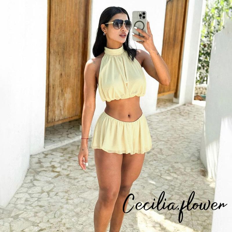 Bộ đồ đôi cổ dây dành cho nữ, thiết kế slim fit và màu sắc đơn giản, gồm crop top và váy bodycon mini, trang phục mùa hè gợi cảm.