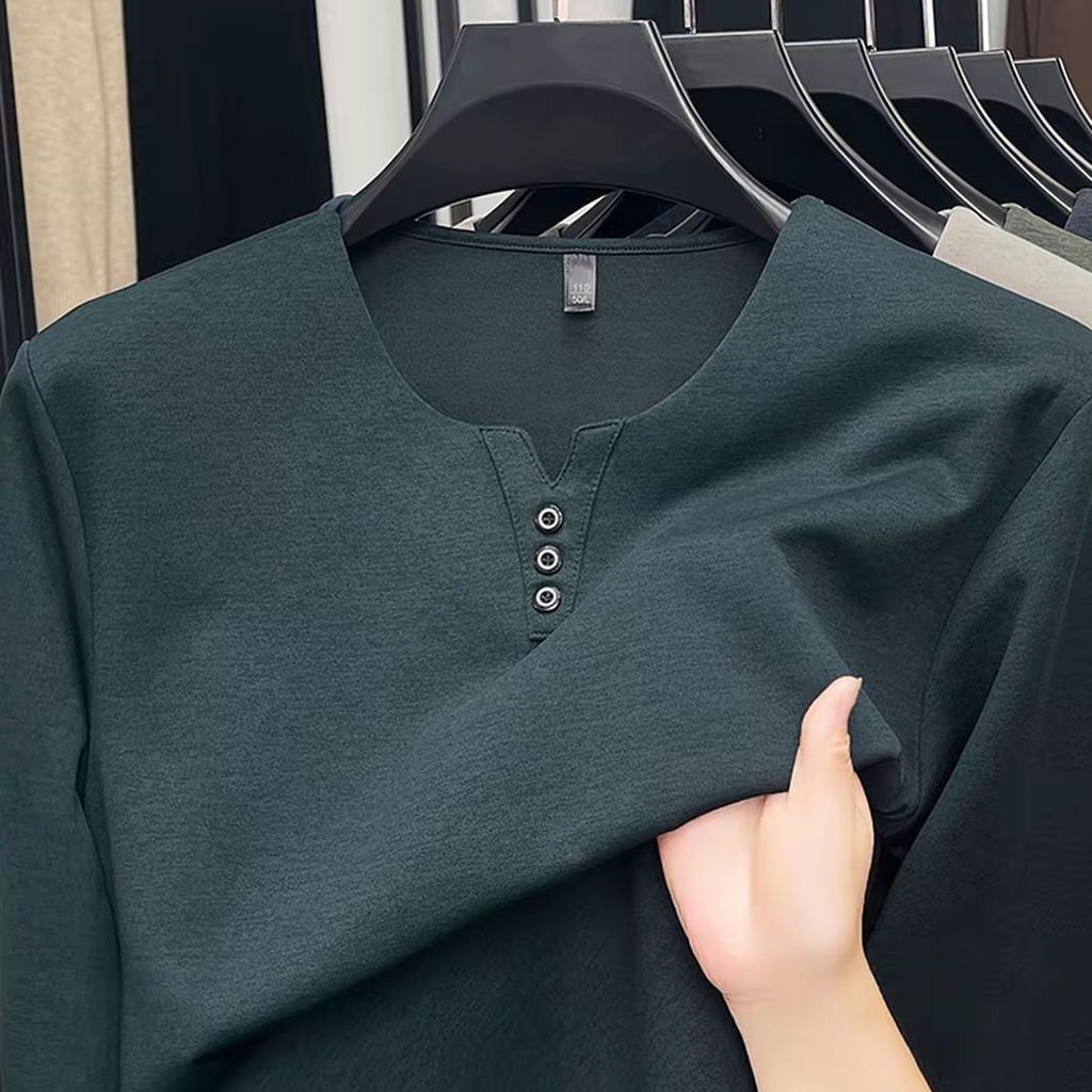 Áo hoodie nam dáng ôm vừa vặn, phù hợp mùa thu đông