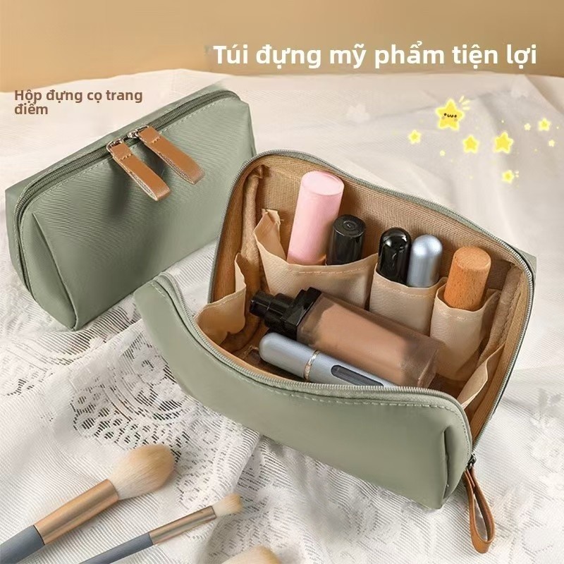 Túi trang điểm: chống nước, nhiều màu. Dùng tiện, thích hợp đi chơi hoặc đem theo.
