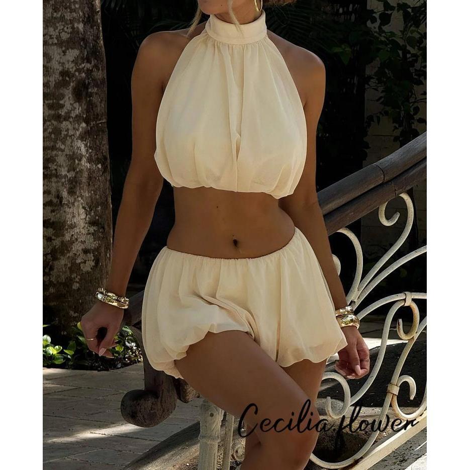 Bộ đồ đôi cổ dây dành cho nữ, thiết kế slim fit và màu sắc đơn giản, gồm crop top và váy bodycon mini, trang phục mùa hè gợi cảm.