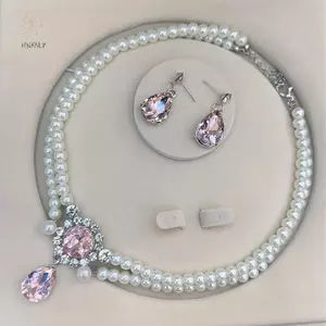 Bộ bông tai và vòng cổ đôi phong cách vintage giả ngọc trai, phù hợp dự tiệc ngày lễ hoặc làm quà tặng.
