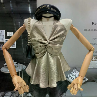 Áo sơ mi màu champagne cổ chữ V với dây thắt cổ, thiết kế thanh lịch và gợi cảm