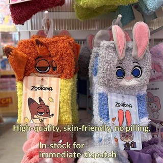 Tất lông cừu Judy Nick với họa tiết thêu san hô và ngoại vi hoạt hình, mang lại sự ấm áp tuyệt vời.
