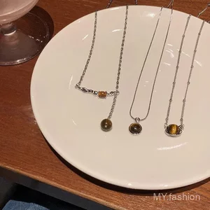 Vòng cổ khâu mắt hổ Merad Retro thiết kế sang trọng, nhẹ nhàng