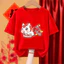 Áo thun họa tiết ngựa năm mới màu đỏ dành cho trẻ em được chế tác cho lễ kỷ niệm 2026 với minh họa hoàng đạo theo mùa vui nhộn