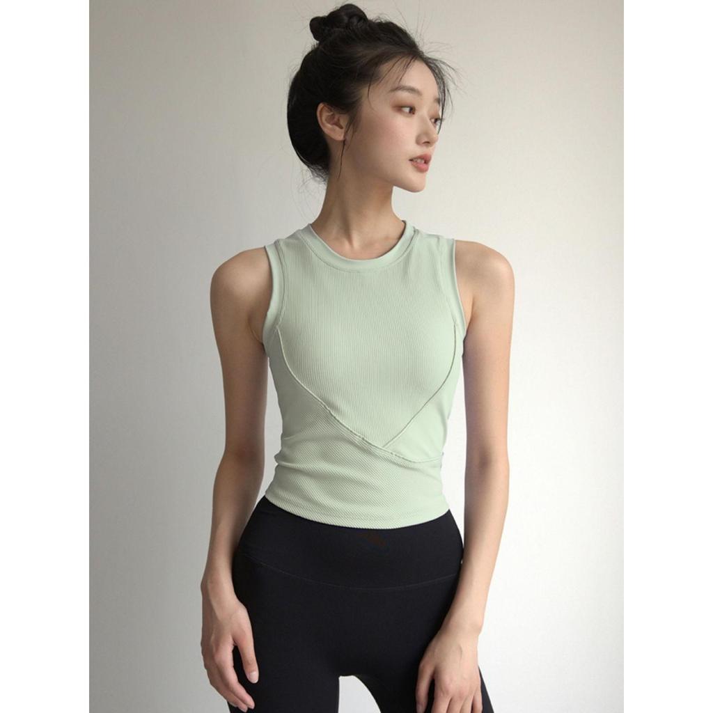 Set đồ tập yoga nữ gồm áo tank và quần lót ôm sát, phù hợp chạy bộ và luyện tập