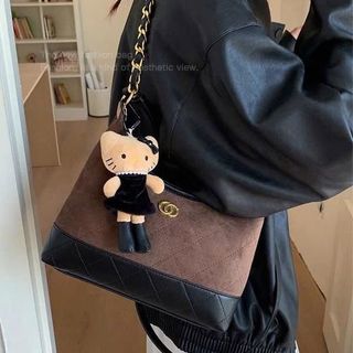 Túi Kẹp Nách Da Lộn Phối Kèm Charm Mèo Khoá Tròn