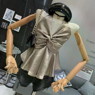 Áo sơ mi màu champagne cổ chữ V với dây thắt cổ, thiết kế thanh lịch và gợi cảm