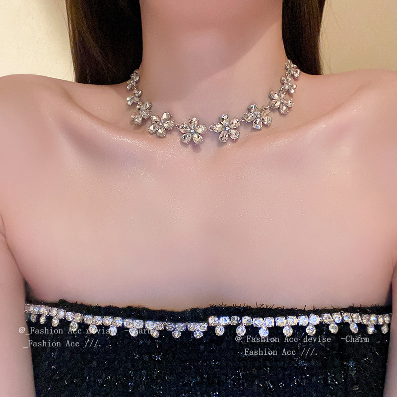 Bộ bông tai và vòng cổ đính kim cương, thời trang thanh lịch