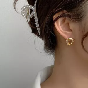 Bông tai retro kim loại thiết kế niche phù hợp thu đông