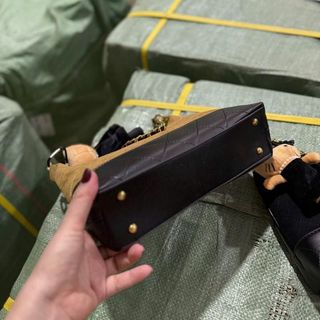 Túi Kẹp Nách Da Lộn Phối Kèm Charm Mèo Khoá Tròn