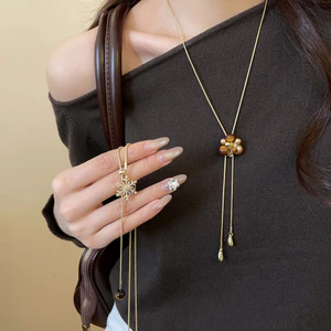 Hổ Mắt Đá Zircon Bông Tuyết - Mặt Dây Chuyền Phong Cách Retro Maillard Sang Trọng