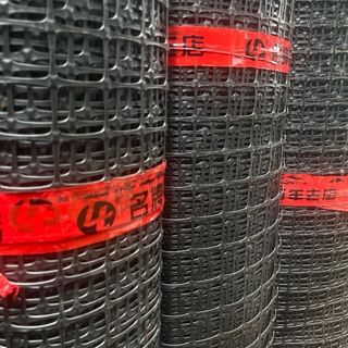 Lưới cao 2M dài 50m hàng mỏng dẻo. Nặng 13kg. Ô lưới 3,5cm độ bền sử dụng trên 3 năm. Lưới hàng rào,
