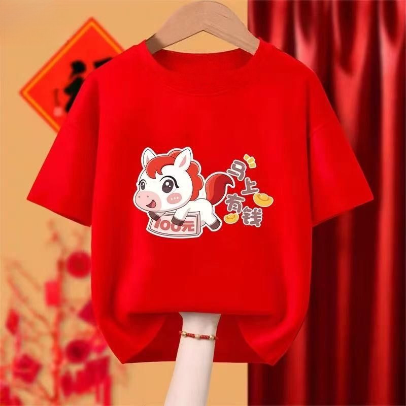 Áo thun ngựa ngày lễ 2026 dành cho trẻ em in hình màu đỏ tươi hoàn hảo cho các cuộc họp mặt năm mới vui vẻ