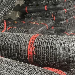 Lưới cao 2M dài 50m hàng mỏng dẻo. Nặng 13kg. Ô lưới 3,5cm độ bền sử dụng trên 3 năm. Lưới hàng rào,