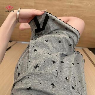 Bộ đồ ngủ nữ với nơ ngọt ngào và miếng lót ngực, phù hợp cho giải trí tại nhà