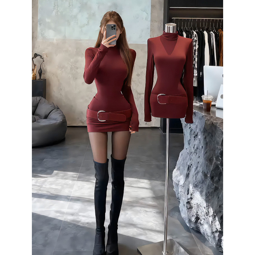 Váy dài màu đỏ cổ nửa cao, phù hợp mùa thu đông, có lớp lót co giãn và thiết kế slim-fit.