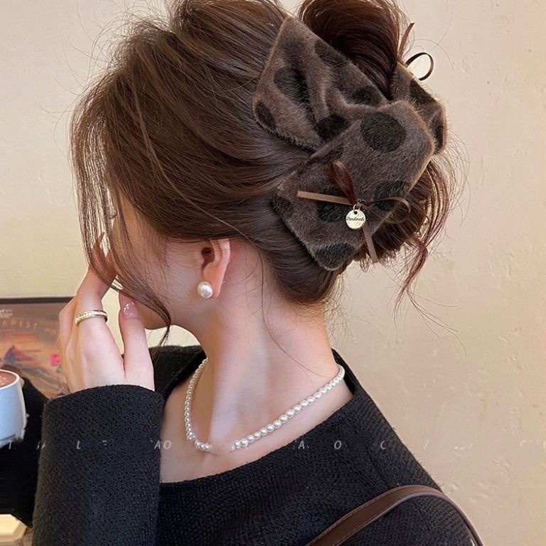 Mẫu áo nhung tam giác cá mập cà phê chấm bi mới cho thu đông