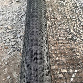 Lưới cao 2M dài 50m hàng mỏng dẻo. Nặng 13kg. Ô lưới 3,5cm độ bền sử dụng trên 3 năm. Lưới hàng rào,