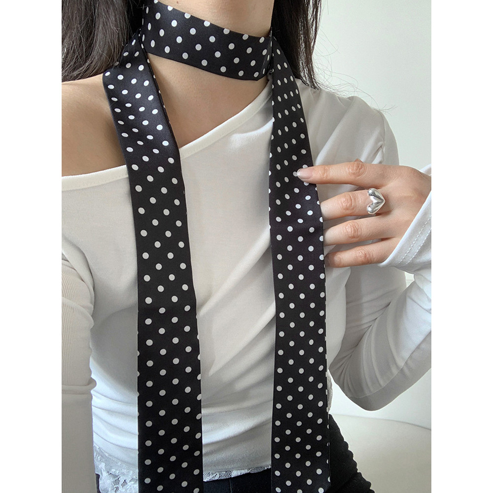 Khăn chấm bi nữ - phụ kiện thời trang cổ điển cho mọi ngày