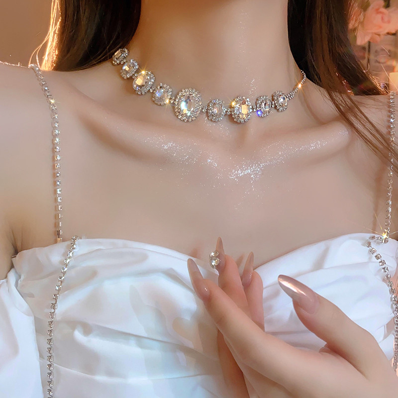 Bộ trang sức sang trọng, giá cả phải chăng - Vòng cổ chocker dành cho nữ