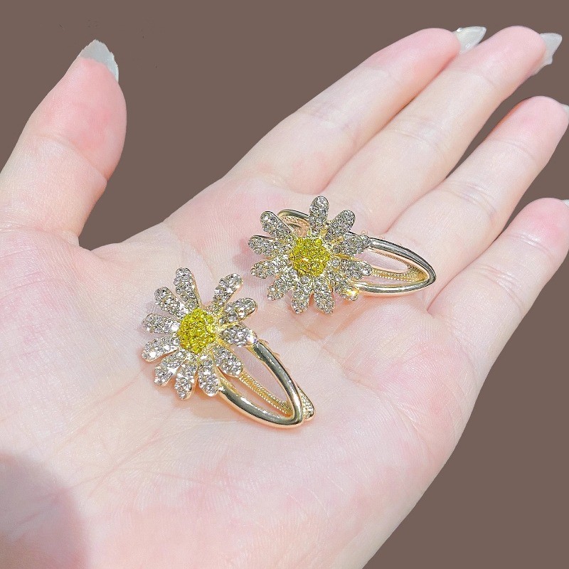 Kẹp Tóc Hình Hoa Cúc Phiên Bản Hàn Quốc Cao Cấp, Có Kim Cương Giả Sáng Bóng, Thiết Kế Dễ Thương Cho Phụ Nữ