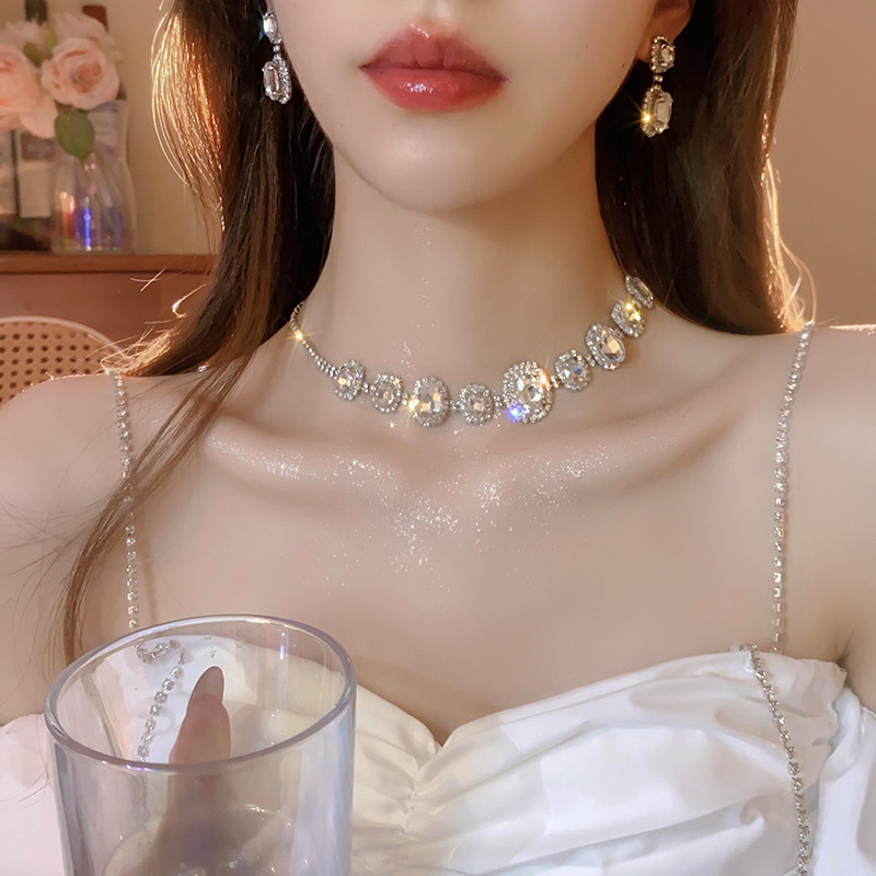 Bộ trang sức sang trọng, giá cả phải chăng - Vòng cổ chocker dành cho nữ